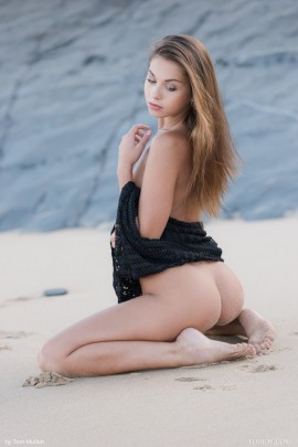 Голая девушка встала раком на пляже