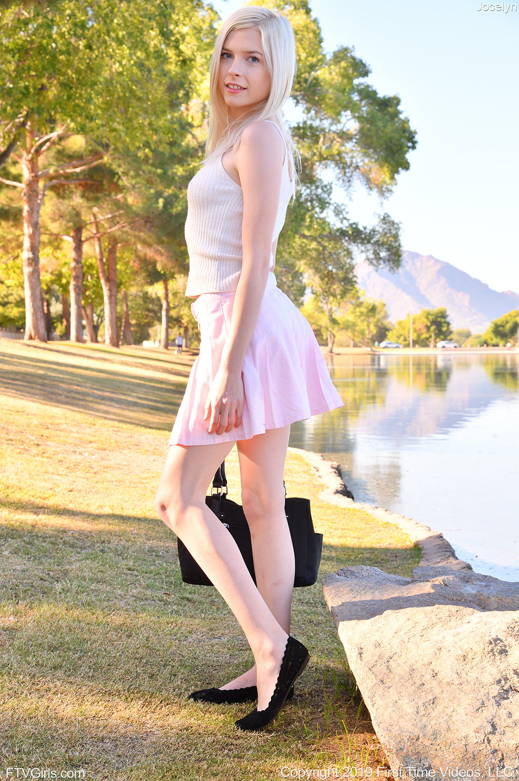 Блондинка в розовых трусиках засветила жопу в парке
